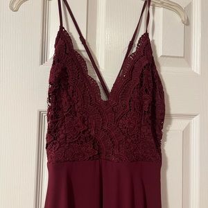 Long chiffon maroon dress with lace appliqué